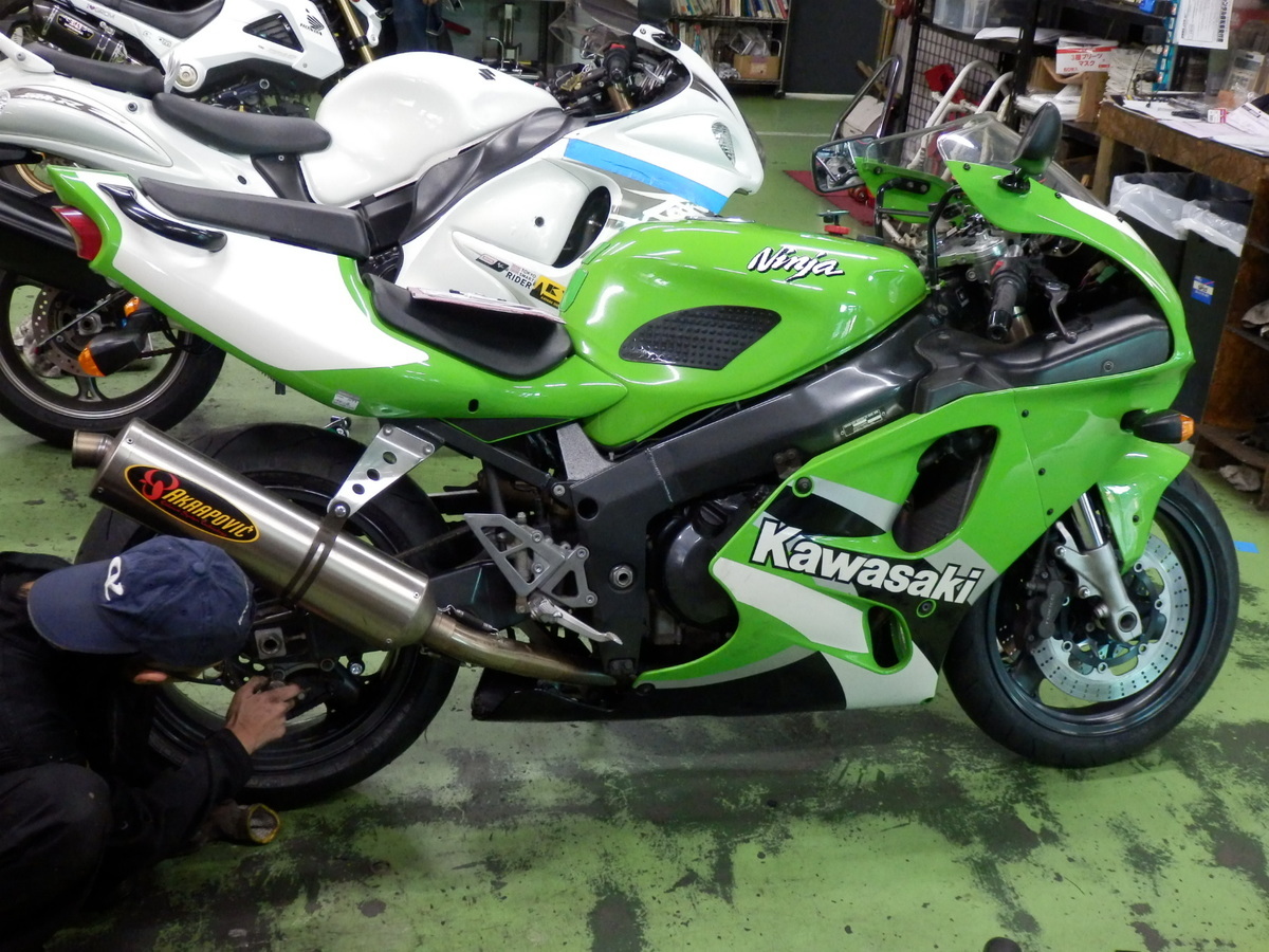 カワサキ ZX-7R】の前後タイヤ交換 ☆ピレリ ディアブロ ロッソコルサ