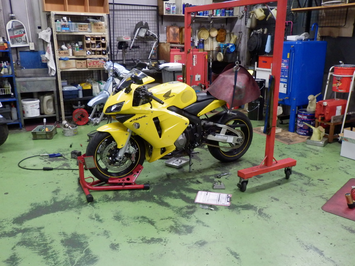 作業難航 リアサス モノショック交換 Cbr600rr バイク用品店ナップス 練馬店ブログ